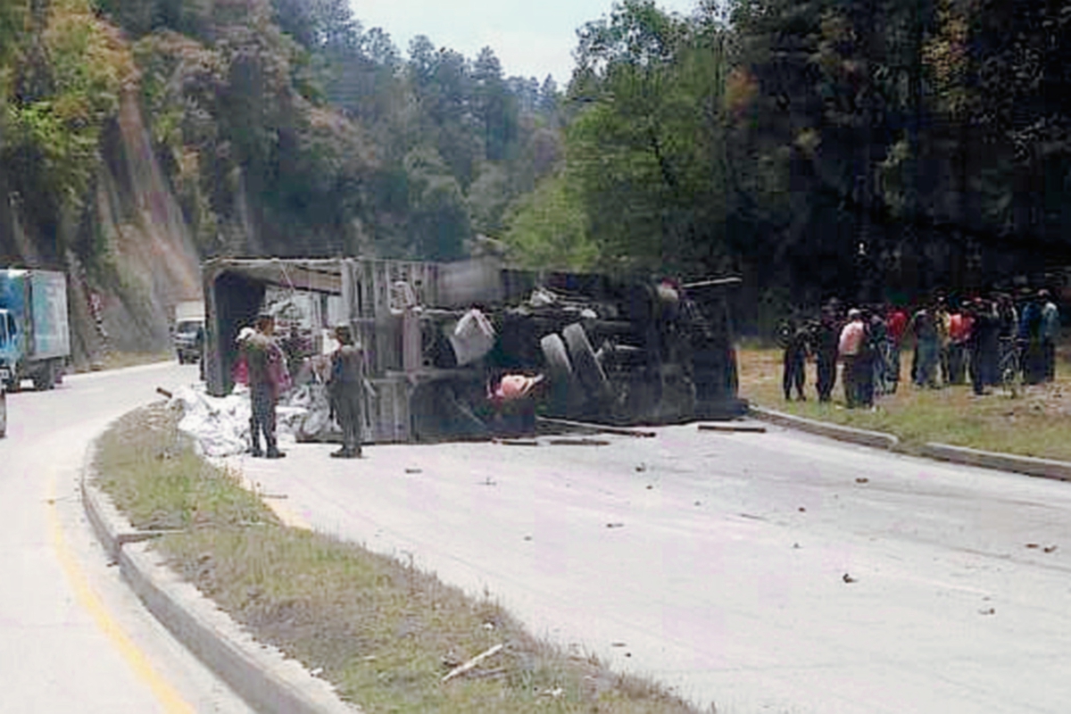 El camión  volcado cubrió una parte de la carretera, en el km 105 de la ruta Interamericana. (Foto Prensa Libre: @Mauris73)