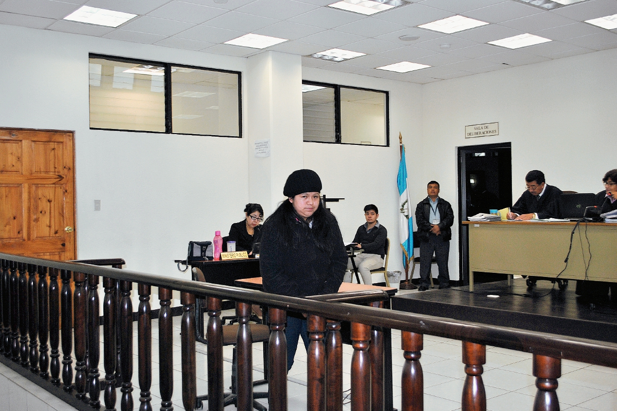 Ericelda Magalí Aguilar Chacaj fue condenada a 8 años de prisión por propiciar la muerte de su hijo recién nacido, en Quetzaltenango. (Foto Prensa Libre: Alejandra Martínez)