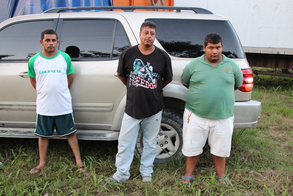 Tres robacarros capturados en Melchor de Mencos, Petén. (Foto Prensa Libre: Rigoberto Escobar)