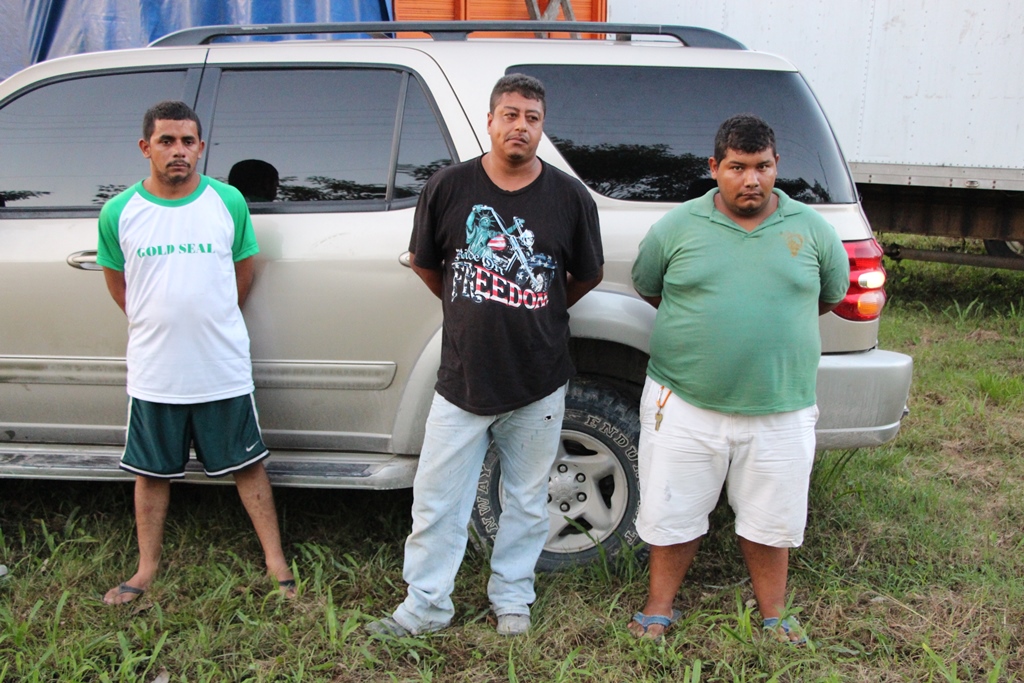 Tres robacarros capturados en Melchor de Mencos, Petén. (Foto Prensa Libre: Rigoberto Escobar)