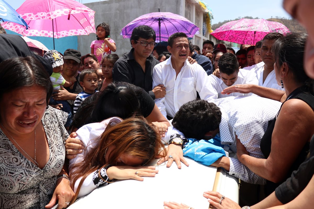 Familiares lloran sobre el féretro que tiene el cuerpo sin vida de Lester Mateo. (Foto Prensa Libre: Mike Castillo)