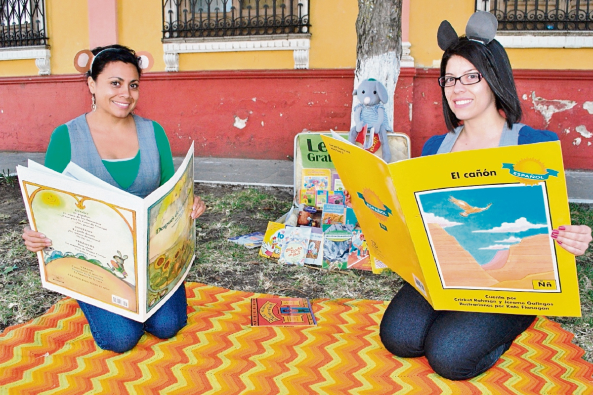 Las artistas Delmy Felipe y Karen Fernández, de La Valija y La Cobija, participarán con narraciones y una biblioteca en el encuentro. (Foto Prensa Libre: María José Longo)