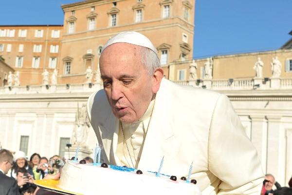 El papa Francisco cumplió 78 años y lo festejó el miércoles con un pastel, tarjetas, un espectáculo de tango. (Foto Prensa Libre: EFE)