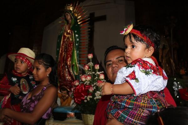 Padres de familia católicos de Huehuetenango llevaron a sus hijos a la iglesia catedral. (Foto Prensa Libre: Oswaldo Cardona)<br _mce_bogus="1"/>