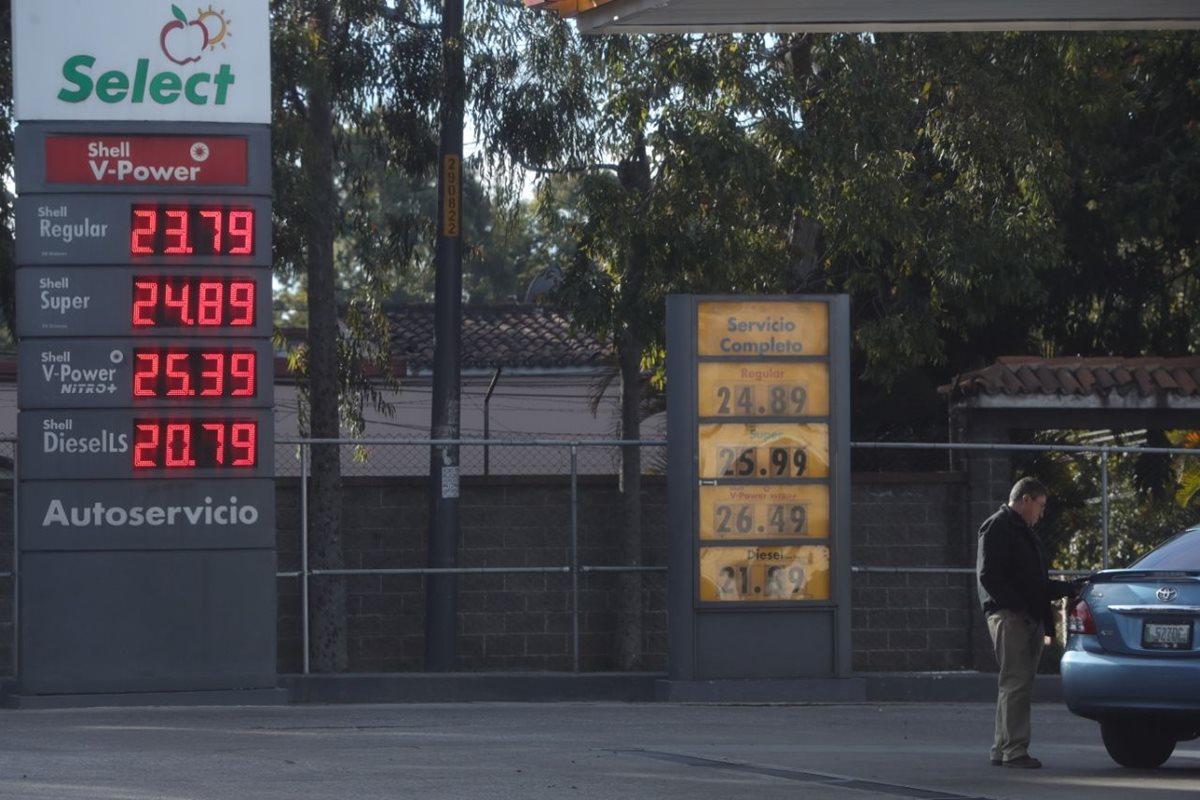 Incremento en los precios de gasolinas podrían continuar en las próximas semanas. (Foto Prensa Libre: Estuardo Paredes)