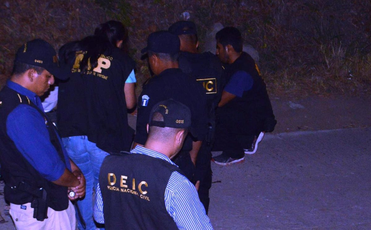 Peritos del Ministerio Público recaban evidencias en Pueblo Nuevo Viñas, Santa Rosa, donde fue ultimado un hombre. (Foto Prensa Libre: Oswaldo Cardona)
