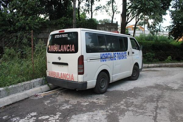 Una mujer herida fue trasladad hacia un centro asistencial pero murió debido a la gravedad de las heridas. (Foto Prensa Libre: Enrique Paredes)