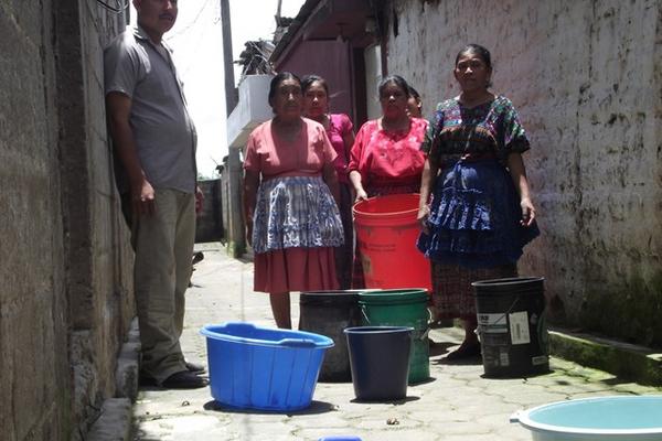 Vecinos del primer callejón, colonia San Rafael, zona 2 de Chimaltenango, no tienen agua desde hace un año. (Foto Prensa Libre: José Rosales)