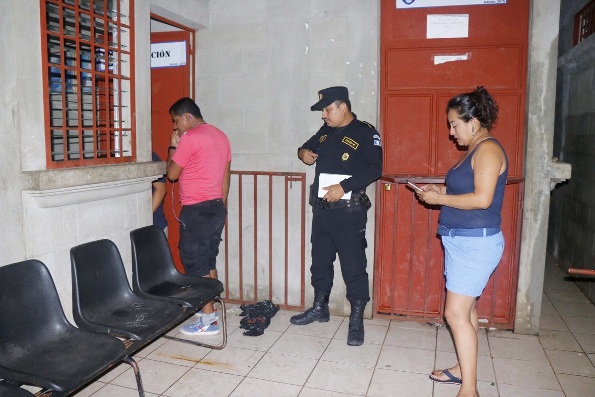 Autoridades inspeccionan área donde se registró el robo en Retalhuleu. (Foto Prensa Libre: Rolando Miranda).