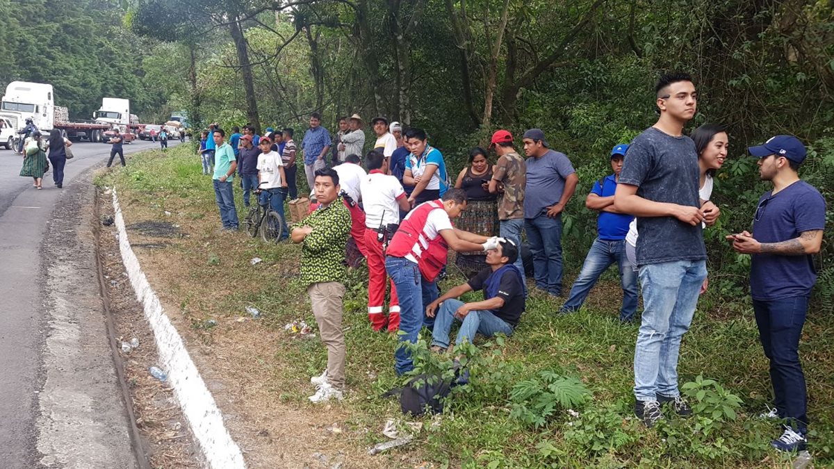 Seis personas con heridas leves fueron atendidas en el lugar del percance. (Foto Prensa Libre: Cortesía Cruz Roja)