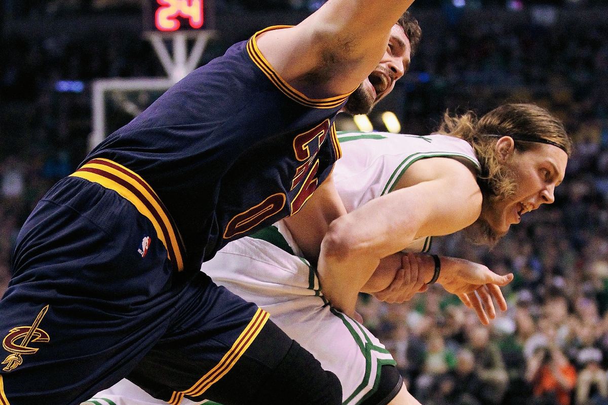 En está acción fue cuando Kelly Olynyk jala del brazo a Kevin Love y le causa la lesión. (Foto Prensa Libre: AP).