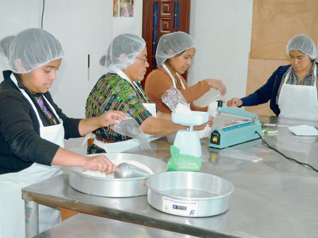 Mujeres de la organización Caji E preparan panes y galletas de amaranto, que venden a los turistas que visitan Sololá.