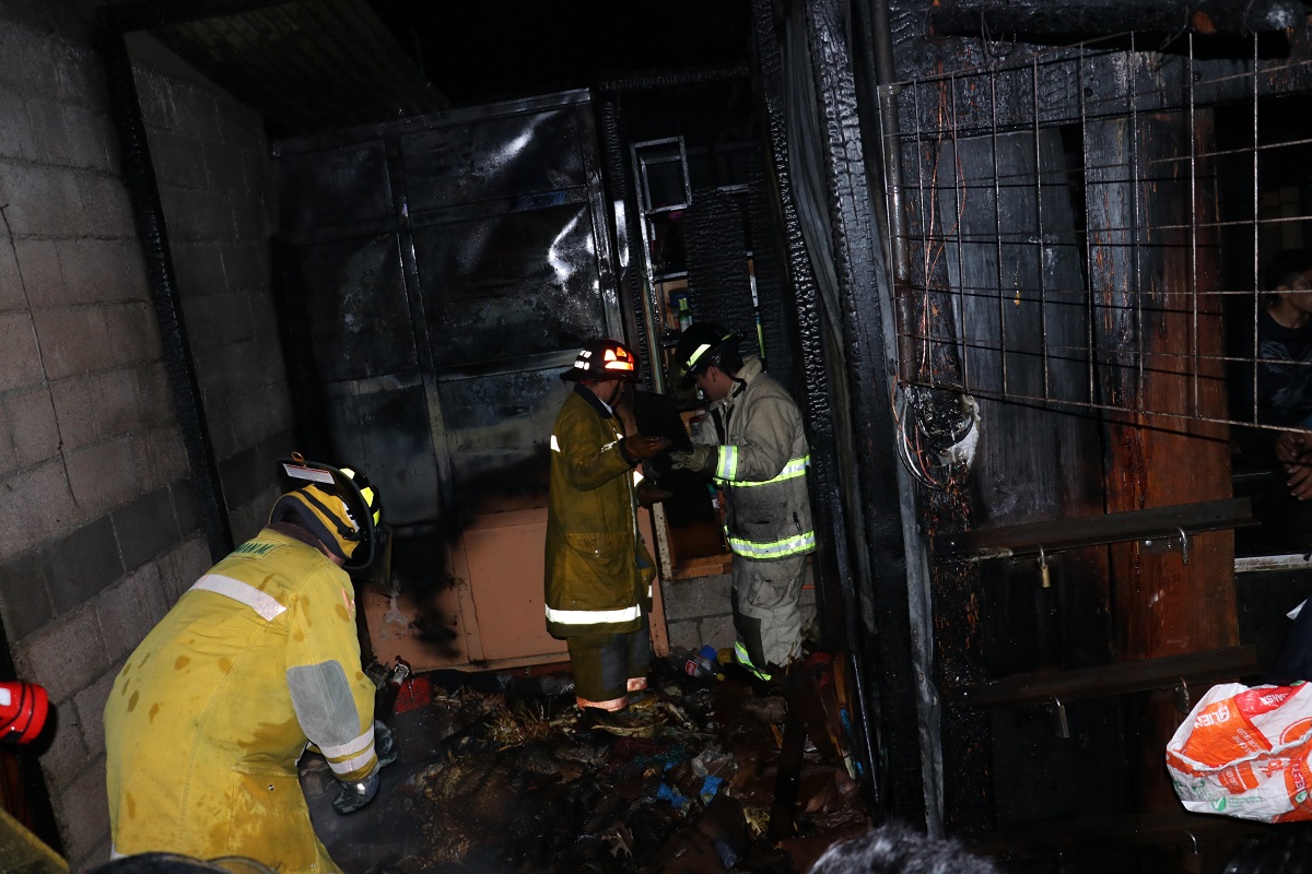 Socorristas Municipales y Voluntarios trabajaron en conjunto durante una hora para poder sofocar las llamas para evitar que se propagaran a otros comercios. (Foto Prensa Libre: Víctor Chamalé)