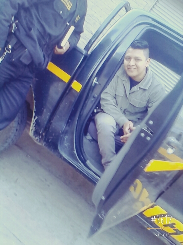 Agente policial aprehendido porque supuestamente asaltó a dos jóvenes en cementerio municipal de Santa Cruz del Quiché. (Foto Prensa Libre: Óscar Figueroa)