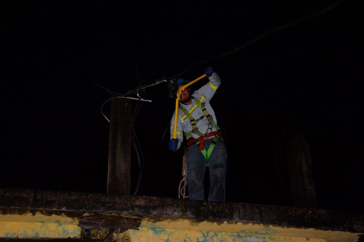 Un trabajador de Energuate suspende el alumbrado público en el área urbana de Malacatán.(Foto Prensa Libre: Whitmer Barrera)