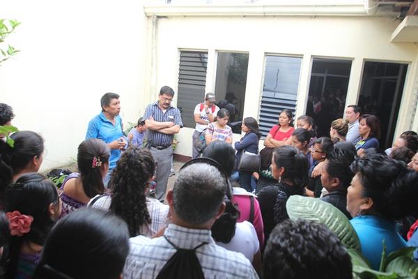 Maestros de Sacatepéquez mantienen tomada la Dirección Departamental de Educación. (Foto Prensa Libre: Miguel López)