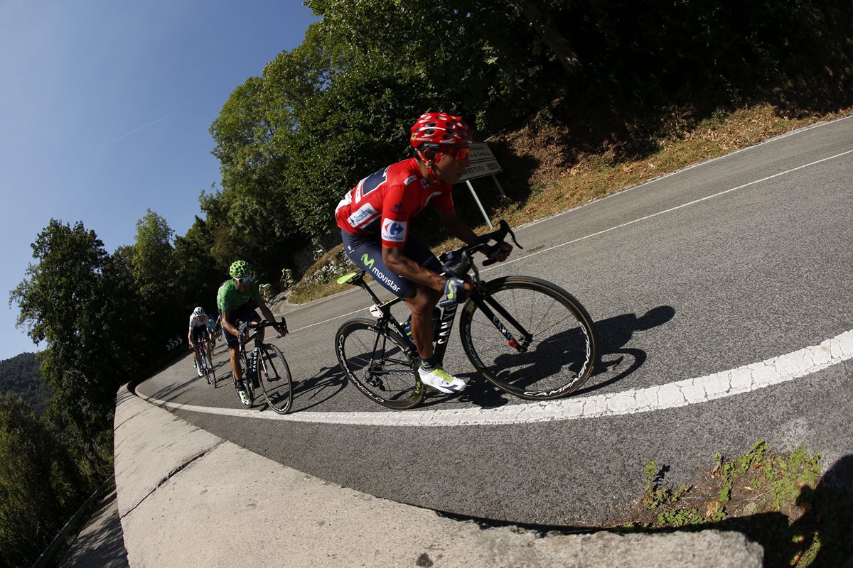 Nairo Quintana se aferra al liderato de la vuelta a España. (Foto Prensa Libre: EFE)