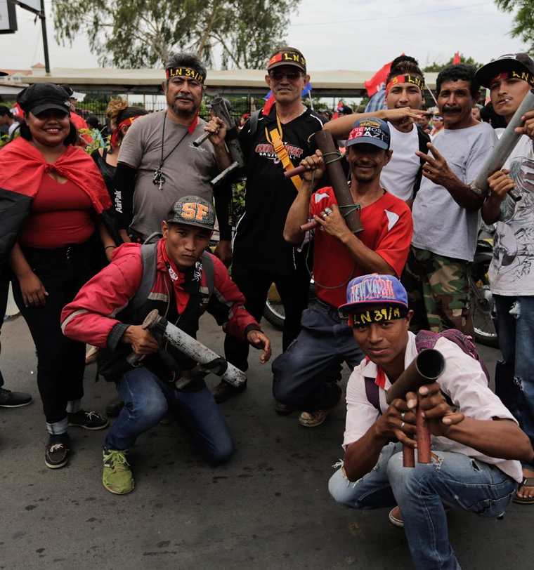 Manifestantes afines al presidente Daniel Ortega de Nicaragua durante la marcha.  (AFP)