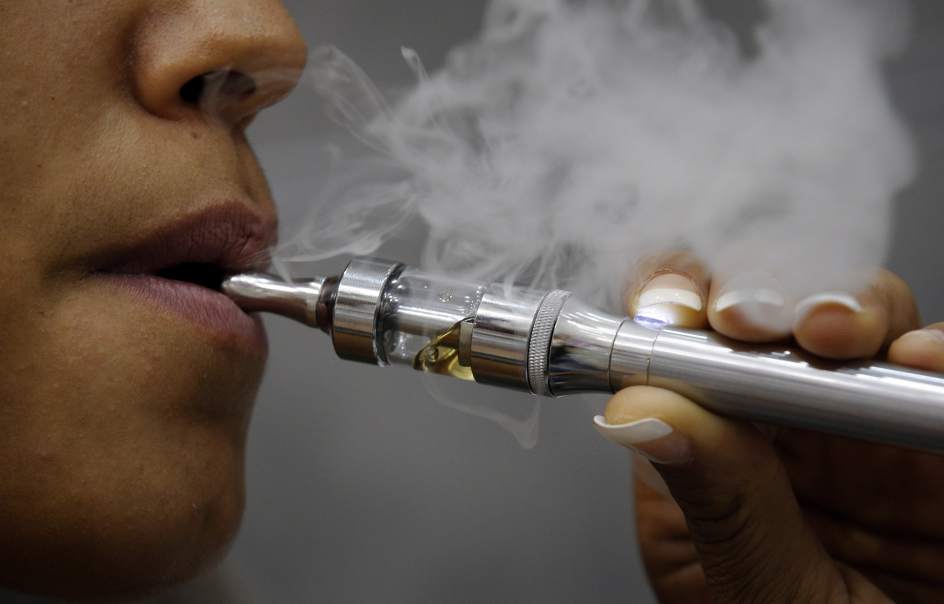Genética cambia 60 veces más con tabaco que con los cigarrillos electrónicos