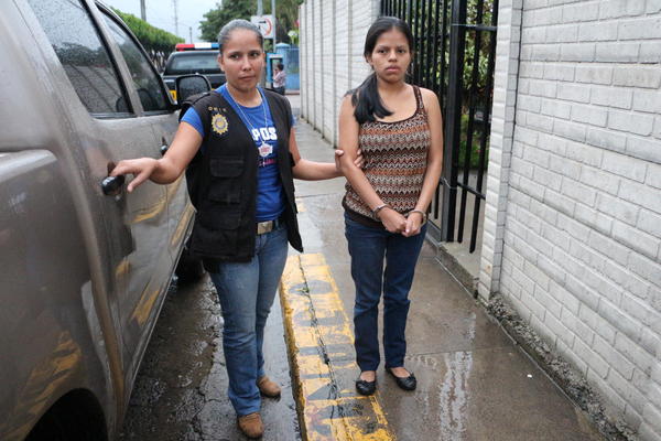 Magdalena Del Carmen Ramírez Súchite, presunta secuestradora, es capturada en Esquipulas, Chiquimula. (Foto Prensa Libre: Edwin Paxtor)