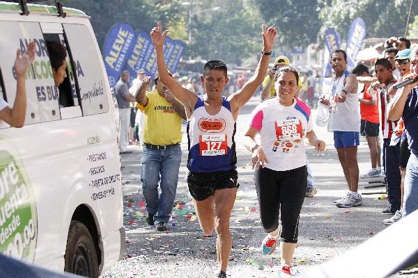 Regino Sequén, con  tiempo de 2:28:08, ingresa a la meta y   gana la Maya Maratón 2013. (Foto Prensa Libre: Jesús Cuque)