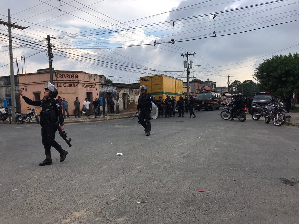 Movimiento de la PNC luego del incidente causado por los vecinos. Foto Prensa Libre: Guatevisión.