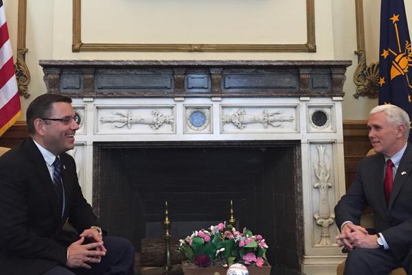 Manuel Balizón se reunió en Indiana con el gobernador de ese estado, Mike Pence. (Foto: Prensa Libre)