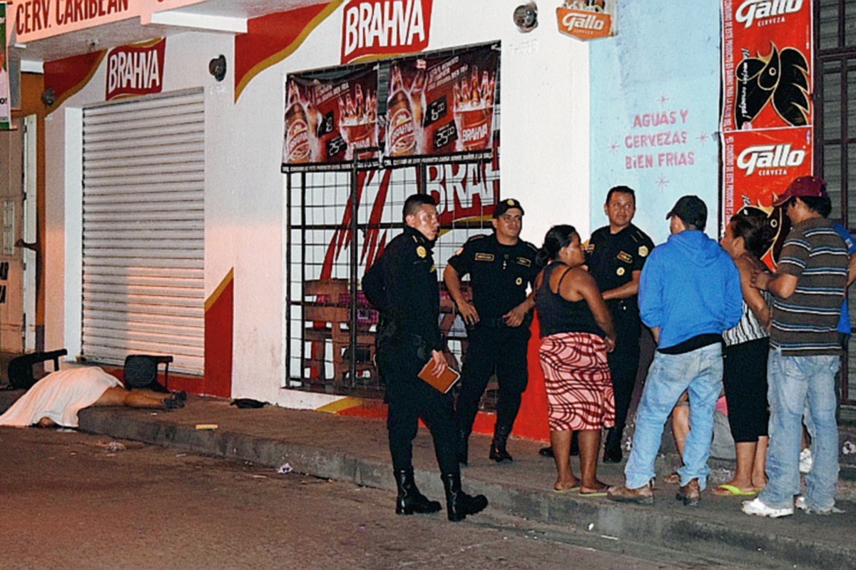 La mujer trató de escapar de sus victimarios, pero no lo logró. (Foto Prensa Libre: Melvin Sandoval)
