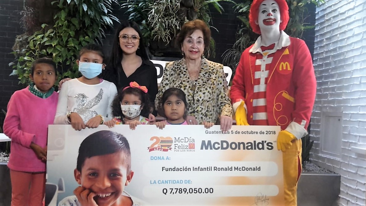 Representantes de Fundación Infantil Ronald McDonald reciben el donativo de lo recaudado durante la 20 edición del McDía Feliz. (Foto Prensa Libre: Estuardo Paredes)