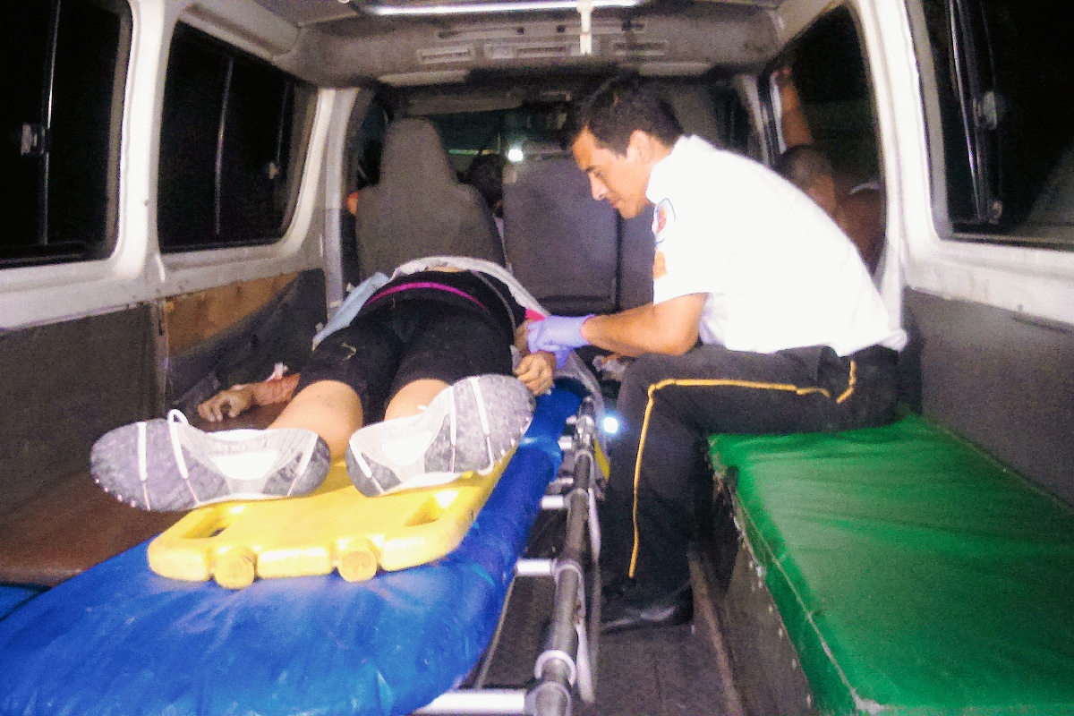 Una de las víctimas fue llevada aún con vida al Hospital Nacional de Escuintla, en donde falleció. (Foto Prensa Libre: Carlos Paredes)
