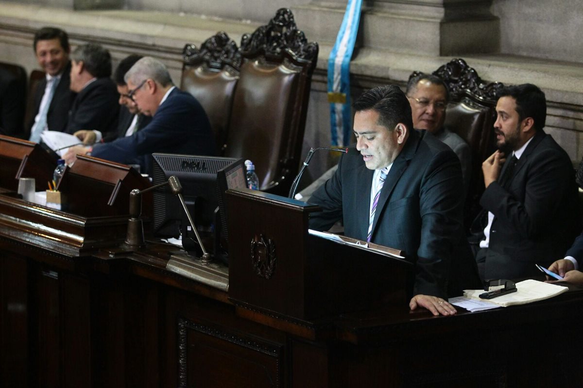 El exdiputado Edgar Cristiani cuando daba lectura al articulado del Presupuesto en 2016. (Foto Prensa Libre: Hemeroteca PL)