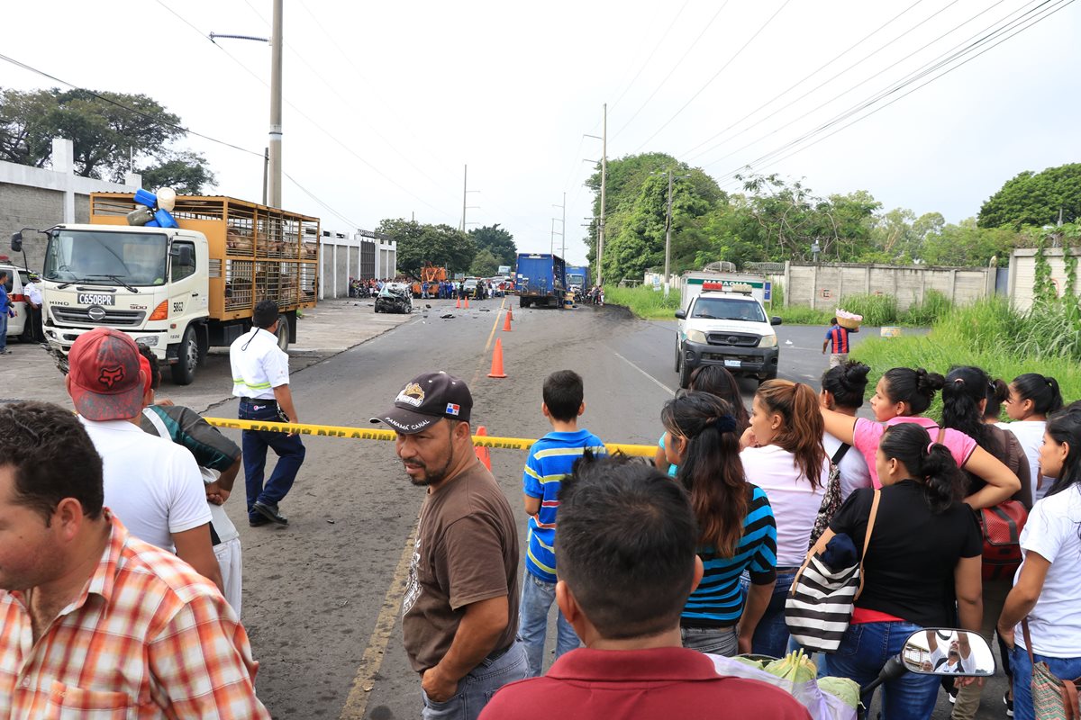 Curiosos permanecen en el lugar del accidente en la ruta a Masagua, Escuintla. (Foto Prensa Libre: Enrique Paredes).