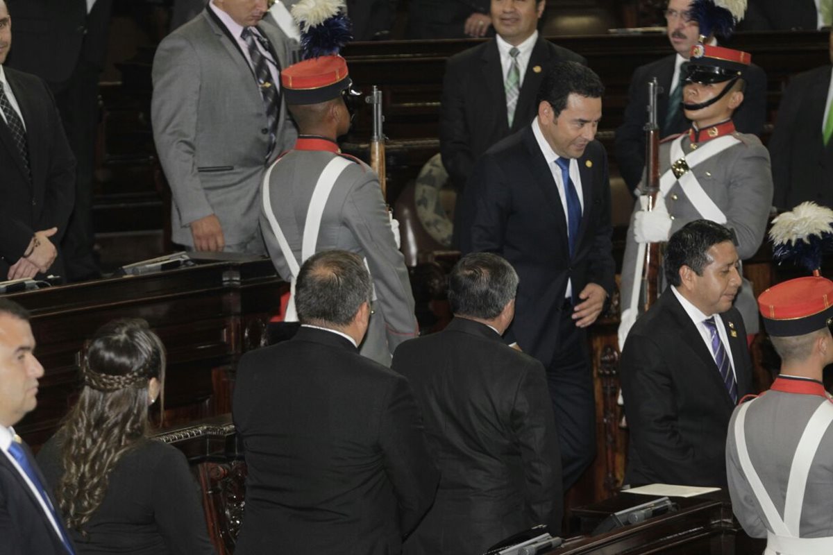 El presidente llegó al Congreso y evitó saludar a la bancada oficial. (Foto Prensa Libre: Edwin Bercián)
