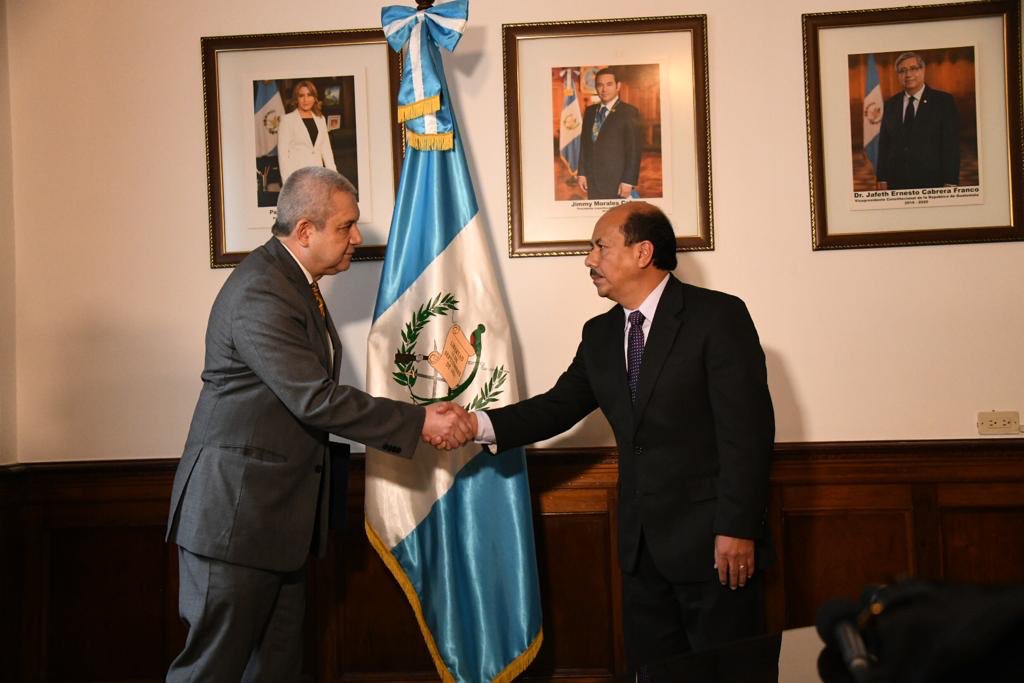 El secretario general de la presidencia, Carlos Martínez, juramenta al viceministro de Seguridad, Luis Enrique Arévalo Girón. (Foto Prensa Libre: Gobierno de Guatemala)