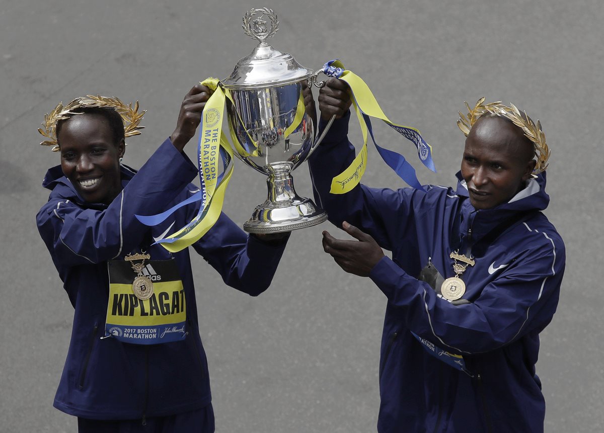 En la prueba de este año, los atletas keniatas Geoffrey Kirui y Edna Kiplagat se impusieron con tiempos de 2:09:37 y 2:21:52 respectivamente. (Foto Prensa Libre: AFP)