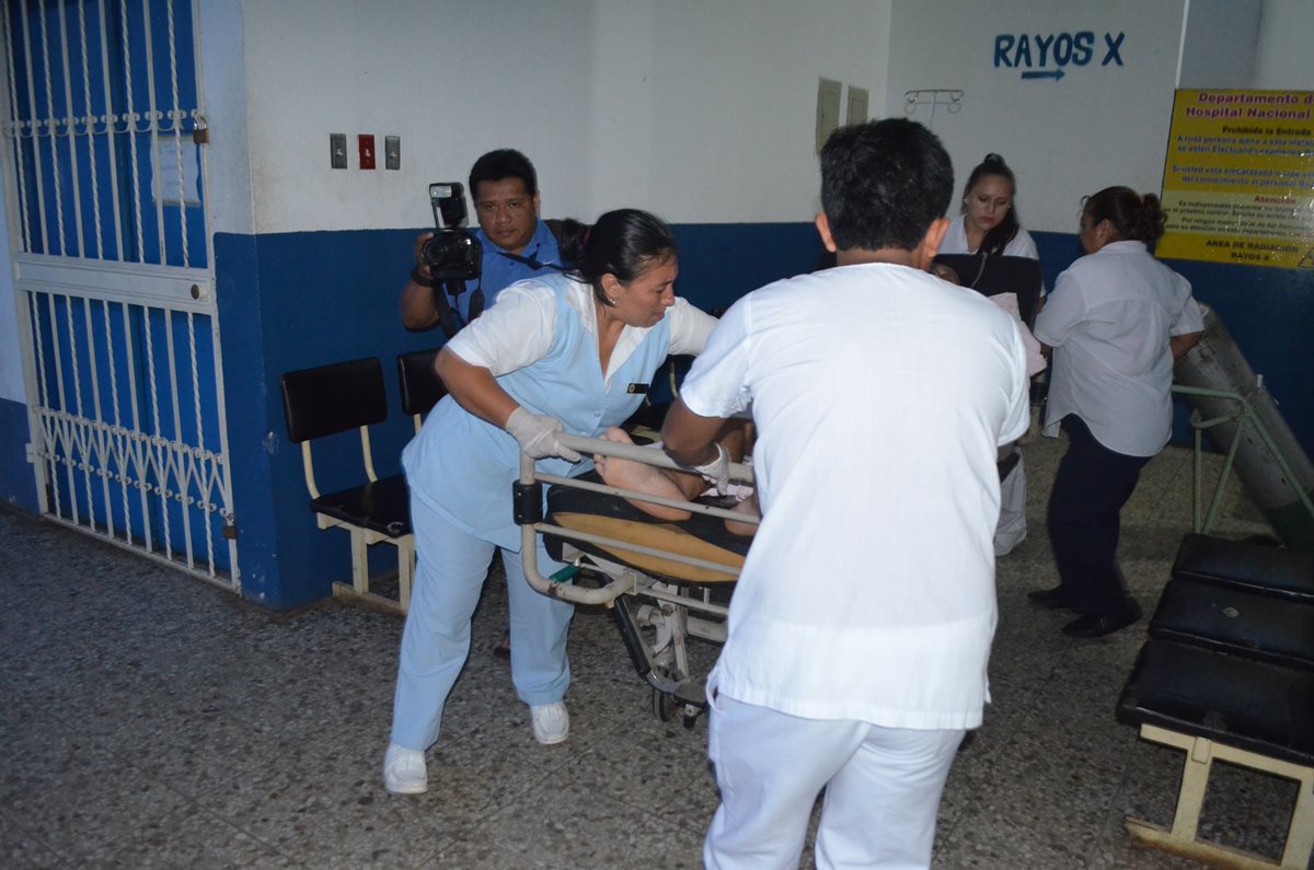 El piloto de autobús Iván Rodas Santos es trasladado al Hospital Nacional de Retalhuleu, luego de haber sido atacado a balazos en San Andrés Villa Seca. (Foto Prensa Libre Rolando Miranda)