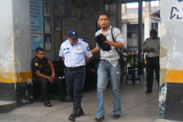 El agente de seguridad privada William Gustavo Cheguen Ajulon, fue detenido sindicado por extorsión. (Foto Prensa Libre: Edwin Paxtor)