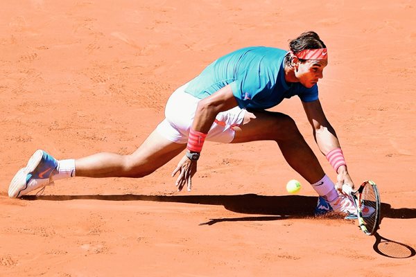 Rafael Nadal busca la pelota para regresarle el tiro a Simone Bolelli en el Abierto de Madrid. (Foto Prensa Libre: AFP)