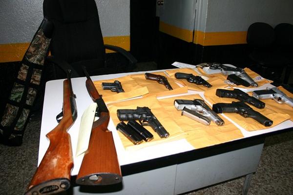 Dos allanamientos permitieron capturar a tres personas e incautar varias armas, en distintos puntos de Jalapa. (Foto Prensa Libre: Hugo Oliva)<br _mce_bogus="1"/>