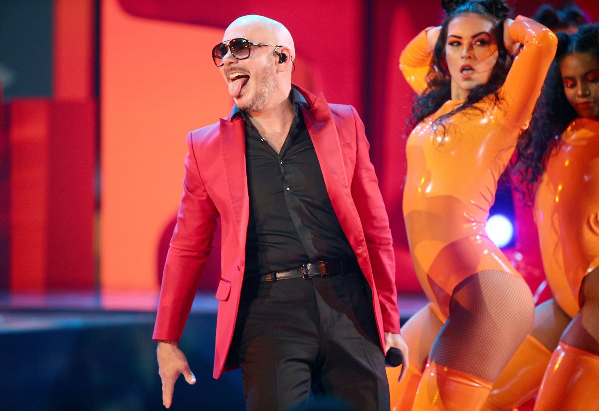 Pitbull reapareció con una presentación de "Dame tu cosita" (Foto Prensa Libre: AFP).