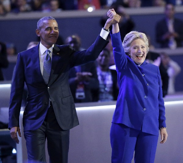 Barack Obama, junto a Hillary Clinton (d) en el tercer día de la Convención Demócrata. (Foto Prensa Libre:EFE).