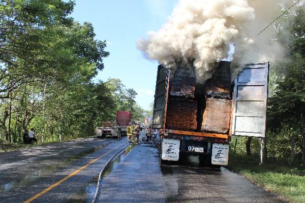 Bomberos intentan  sofocar el  incendio.