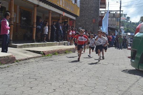 Estudiantes participan en la carrera efectuada en la ciudad de Sololá. (Foto Prensa Libre: Édgar Sáenz)