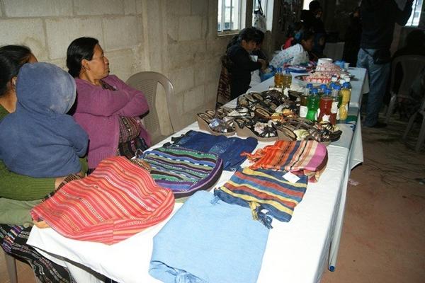 Mujeres de  Sololá venden productos  fabricados por ellas, con apoyo de  Fundación Guillermo Toriello. (Foto Prensa Libre: Édgar Sáenz)