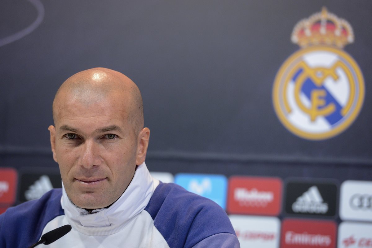 El técnico francés Zinedine Zidane del Real Madrid, habla en la conferencia de prensa previo al partido contra el Valencia. (Foto Prensa Libre: EFE)