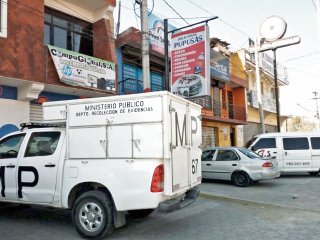 Autoridades inspeccionan uno de los negocios que fue saqueado el pasado fin de semana, en la zona 7 de Quetzaltenango. (Foto Prensa Libre: Carlos Ventura)
