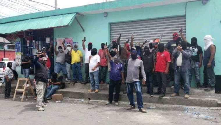 Los patrulleros de Bárcenas, Villa Nueva, advierten a pandilleros que operan en el lugar. (Foto Prensa Libre: Cortesía)