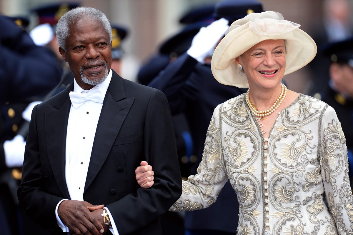 Kofi Annan, junto a su esposa Nane Lagergren, asistieron a la investidura del rey Willem-Alexander, de Holanda, en 2013.