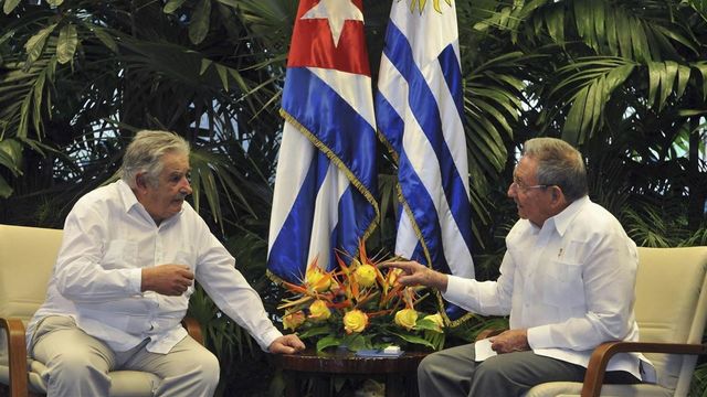 José Mujica se reunió con el presidente cubano Raúl Castro. (Foto Prensa Libre: AFP)