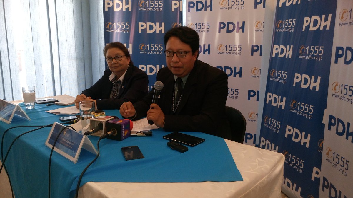 Funcionarios de la PDH presentan el informe que sostiene que no existe una atención con pertinencia cultural en el Estado. (Foto Prensa Libre: Geldi MUñoz)